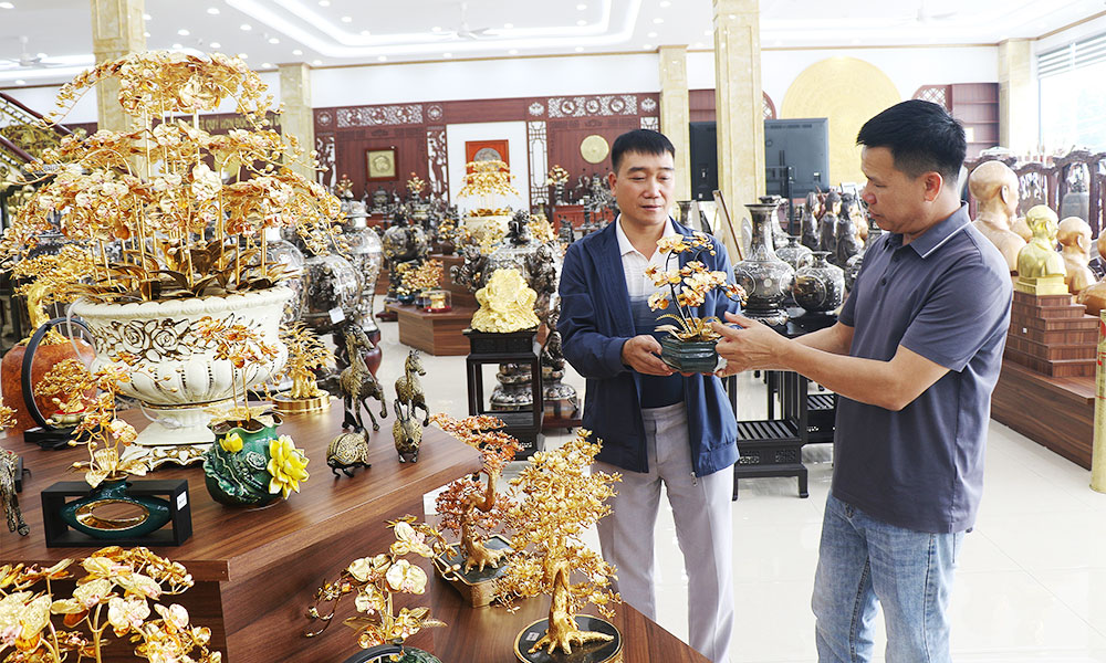 Dai Bai bronze casting village gears up for Lunar New Year demand 