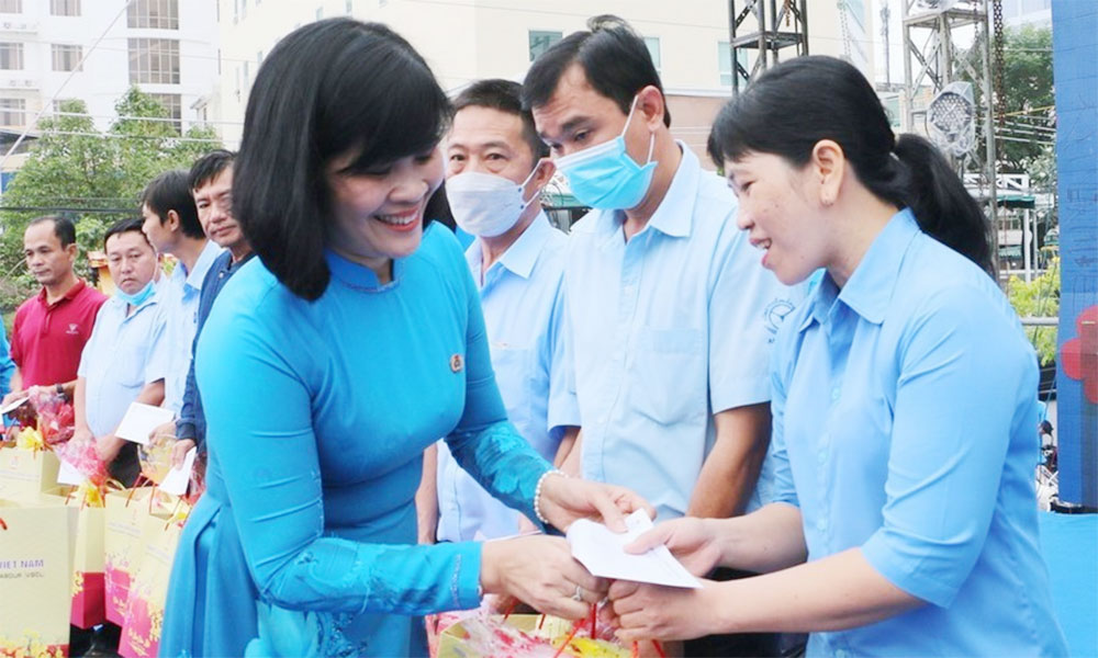Hanoi to deliver nearly 90,000 Tet gifts to needy people