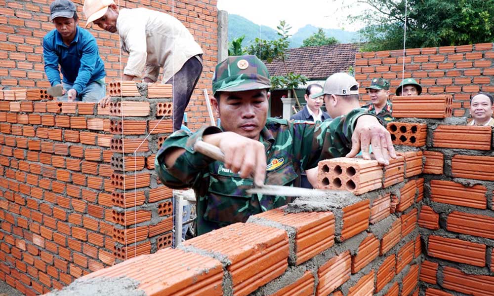 Quang Trung Campaign: Military hands over nearly 400 homes to disaster-hit residents