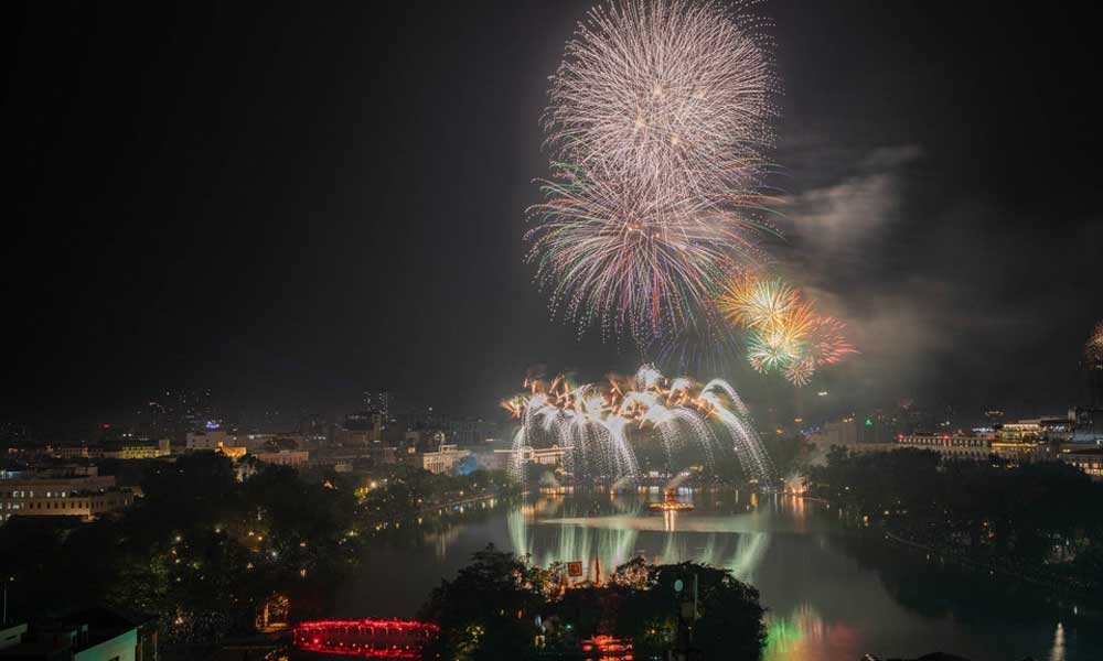 Hanoi rings in 2026 with crowds flocking to Hoan Kiem Lake festivities