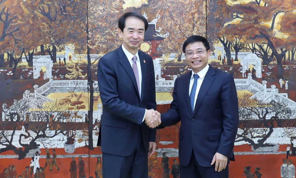 Vietnam, China push to deepen trade, finance ties