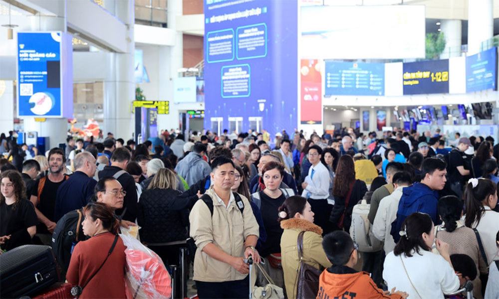Noi Bai airport hits record international arrivals on final day of New Year holiday