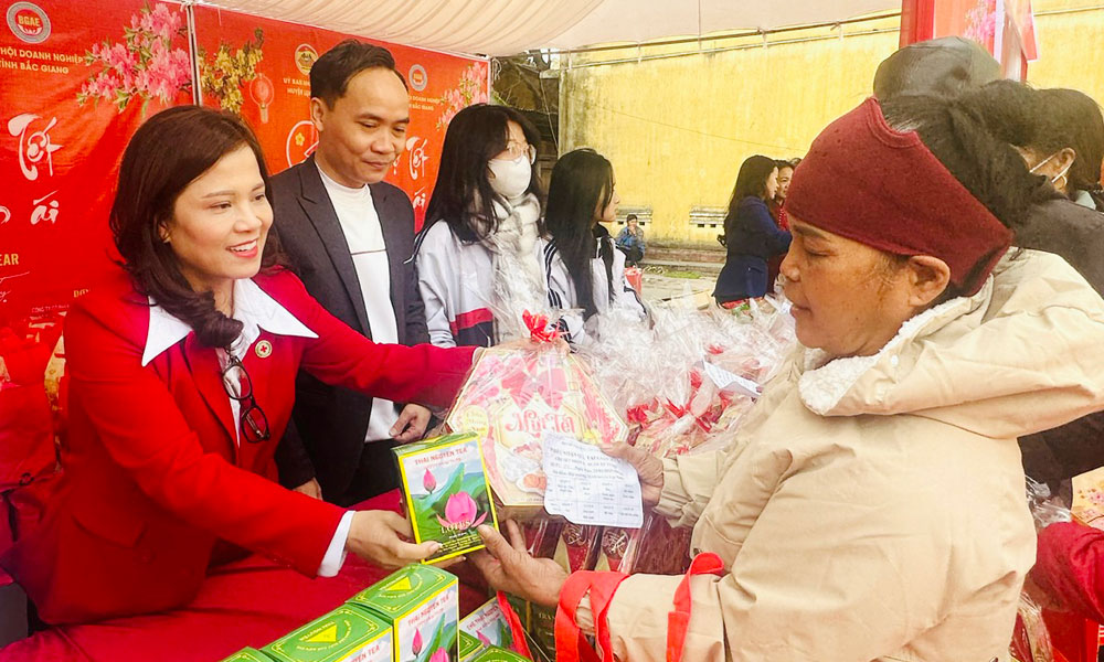 Bac Ninh spends over 90.4 billion VND to gift national contributors and social assistance beneficiaries