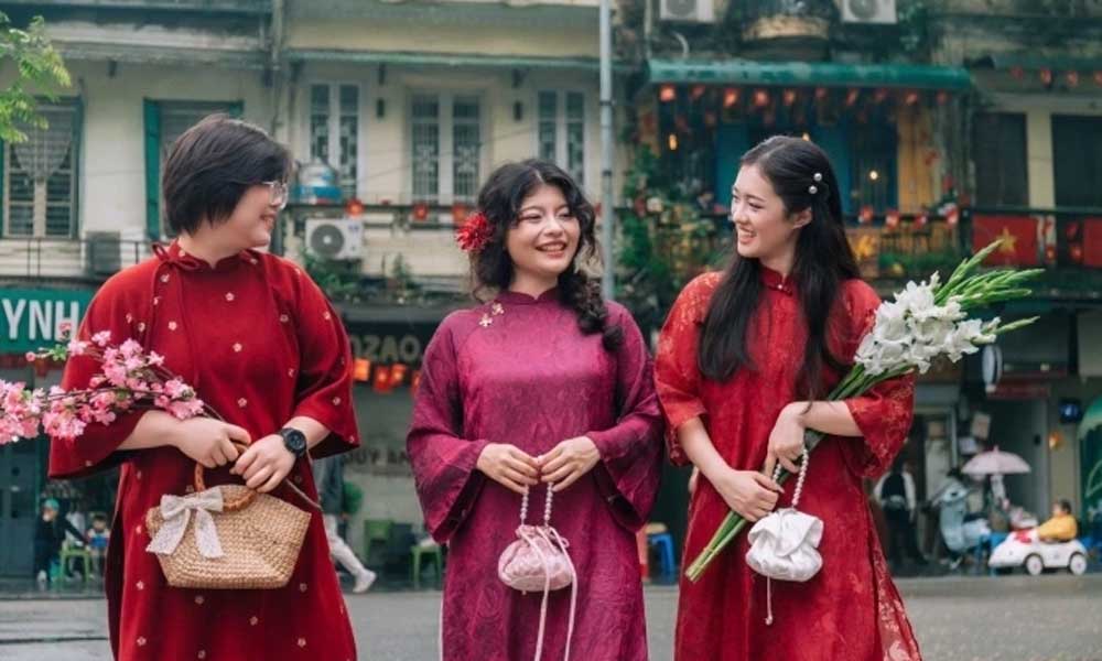 Foreigners don ao dai to partake in Lunar New Year fun