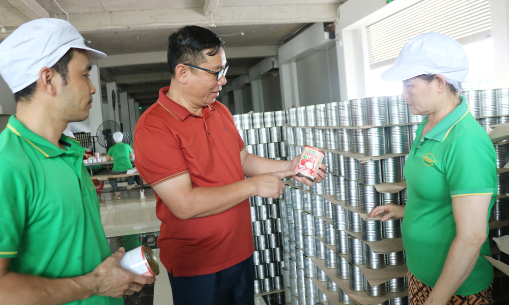 Bac Ninh firms support farmers to further promote local farm produce 