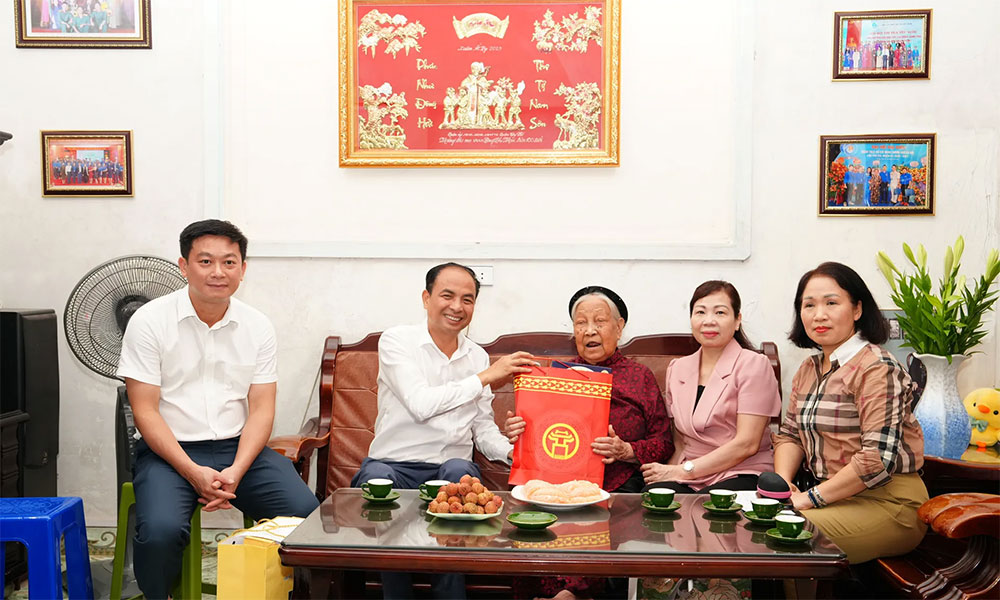 Over 5.88 million social beneficiaries receive cash gifts ahead of Party Congress, Tet
