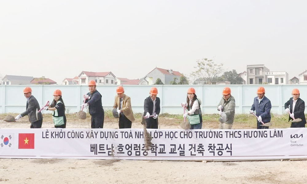 Huong Lam Secondary School receives over 6.7 billion VND funding for classrooms and computer lab