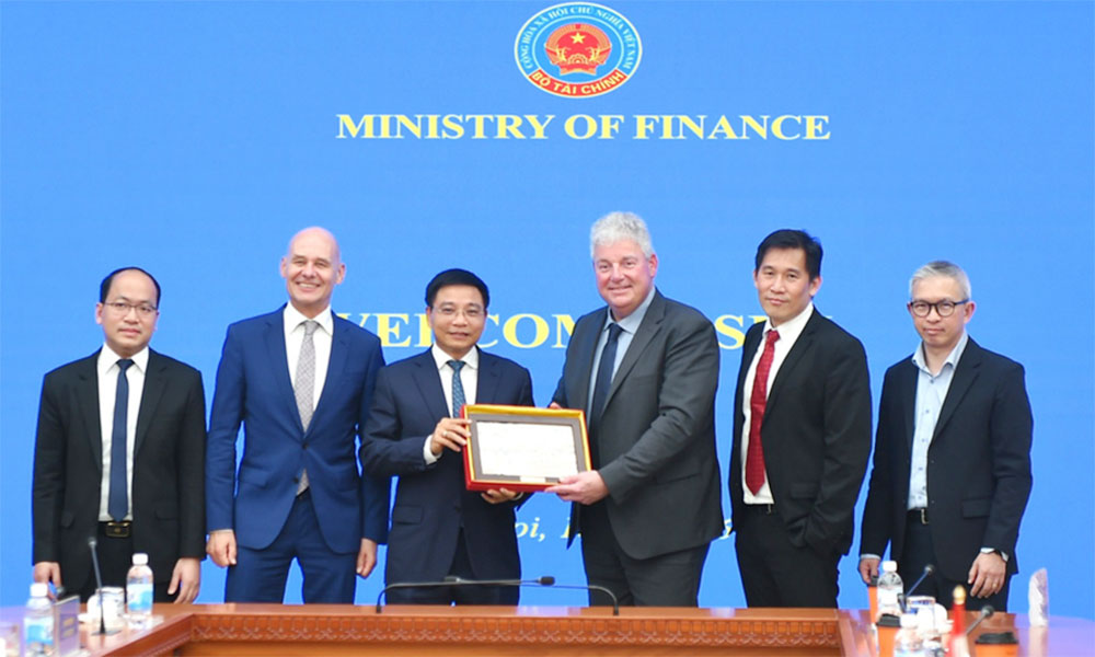 Vietnam seeks cooperation with ASML to develop semiconductor industry