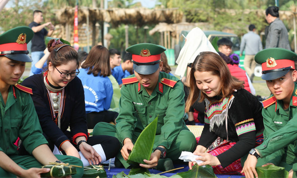 Tet gifts, chung cake made for disadvantaged people