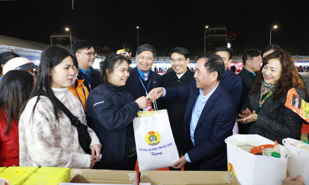 Bac Ninh supports over 5,800 union members through Trade Union Tet market