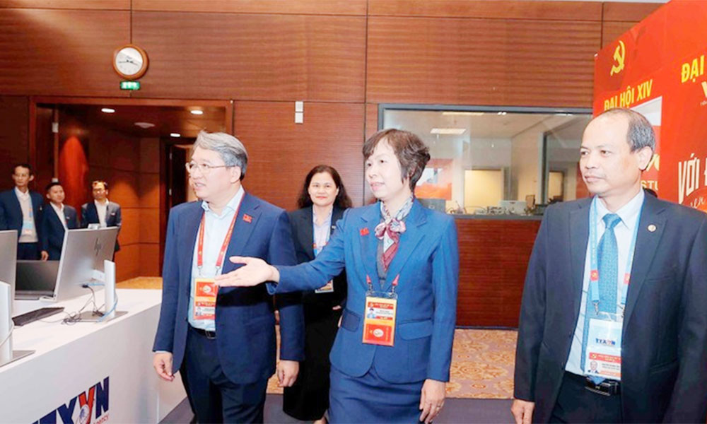 Press provides timely, accurate coverage of 14th National Party Congress