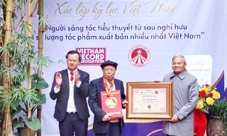 Xác lập Kỷ lục Việt Nam cho tác giả U90 từng viết 100 cuốn tiểu thuyết