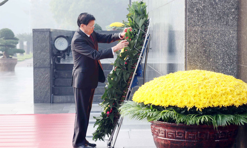 Top Lao leader pays tribute to President Ho Chi Minh