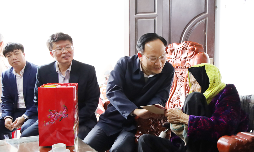 Provincial Vice Chairman visits, presents Tet gifts to policy beneficiaries