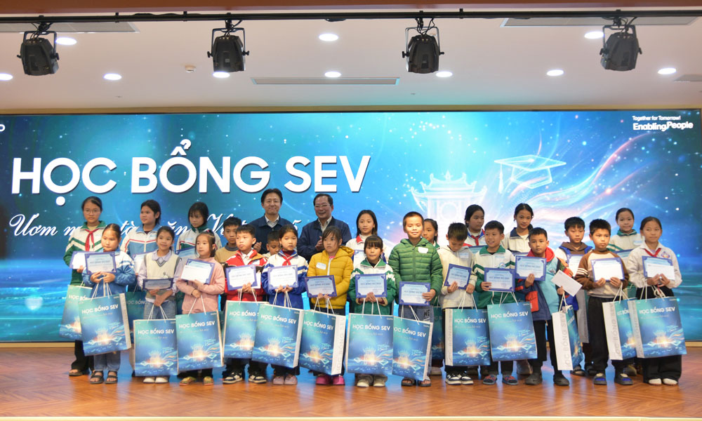 Samsung awards scholarships to more than 300 disadvantaged students in Bac Ninh