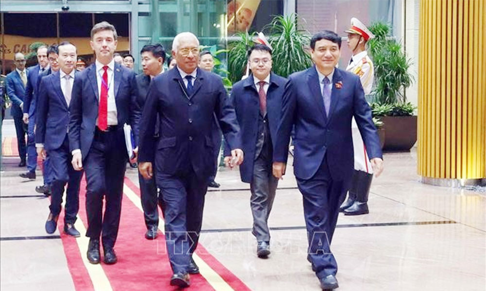EC President arrives in Hanoi for official visit to Vietnam