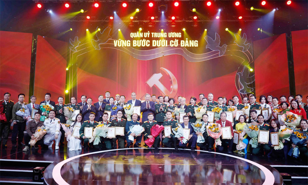 Party chief honours winners of “Steadfast Under the Party’s Flag” press awards