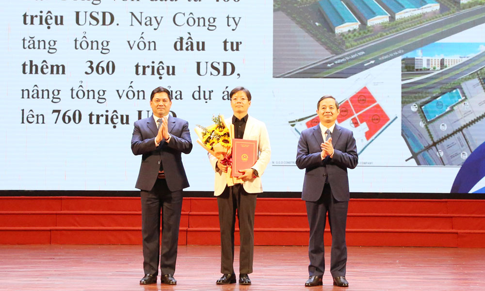 Bac Ninh awards investment approvals, certificates to businesses