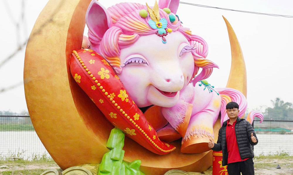 Bac Ninh man donates proceeds from art sale to support poor households for Lunar New Year