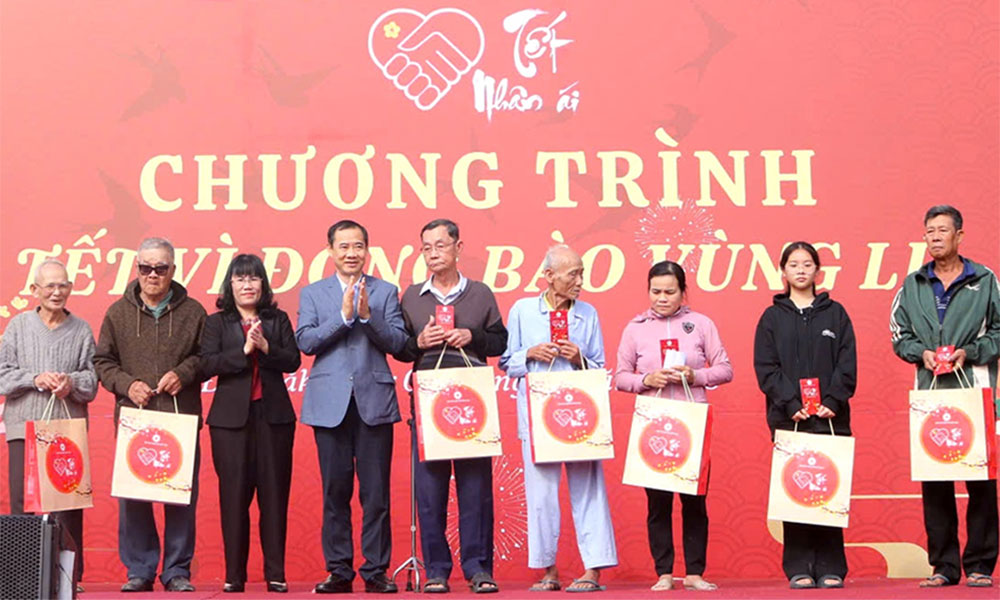 Tet gifts provided for disaster-affected communities, vulnerable children