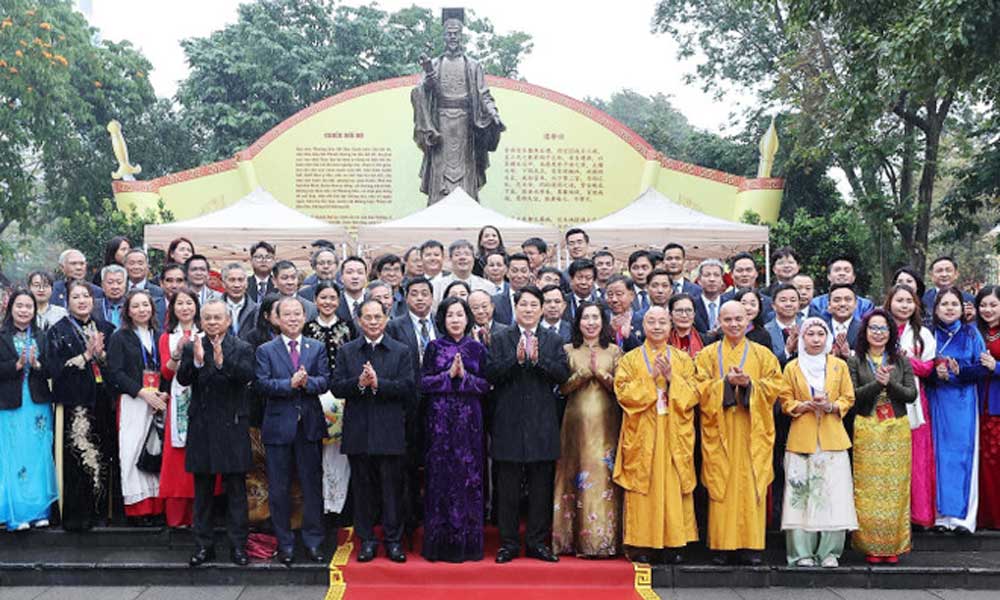 State President, OVs offer incense at Ly Thai To Monument, Ngoc Son Temple