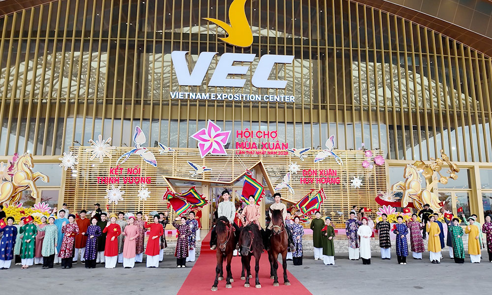 Spring Fair 2026: “Bach Hoa Bo Hanh” parade honours beauty of Vietnamese traditional attire