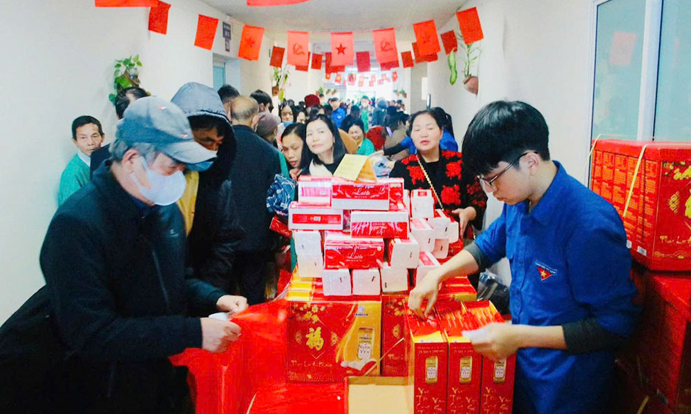 Free Tet market brings warmth to disadvantaged patients