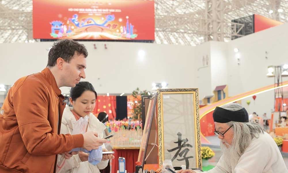 Spring Fair 2026 attracts over 500,000 visitors, generates more than 300 billion VND in sales