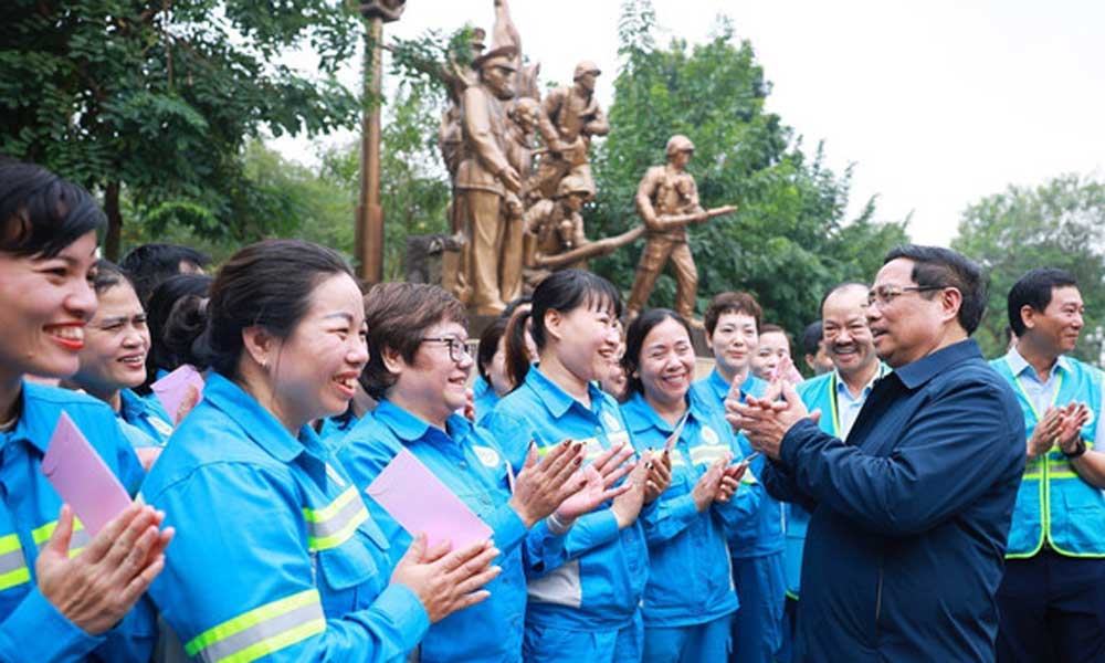 PM Pham Minh Chinh extends Tet greetings to environmental sanitation workers in Hanoi