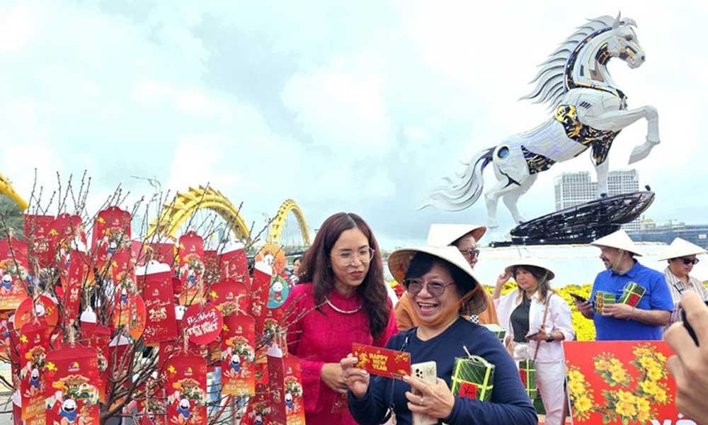 Da Nang bustles with international arrivals at start of Lunar New Year