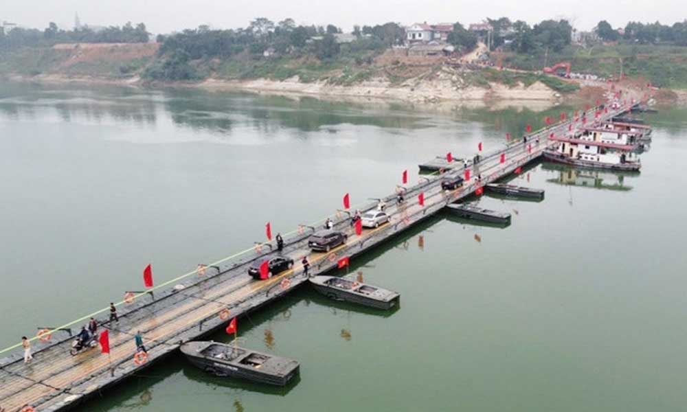 PM commends units for constructing pontoon bridge to serve Tet travel demand