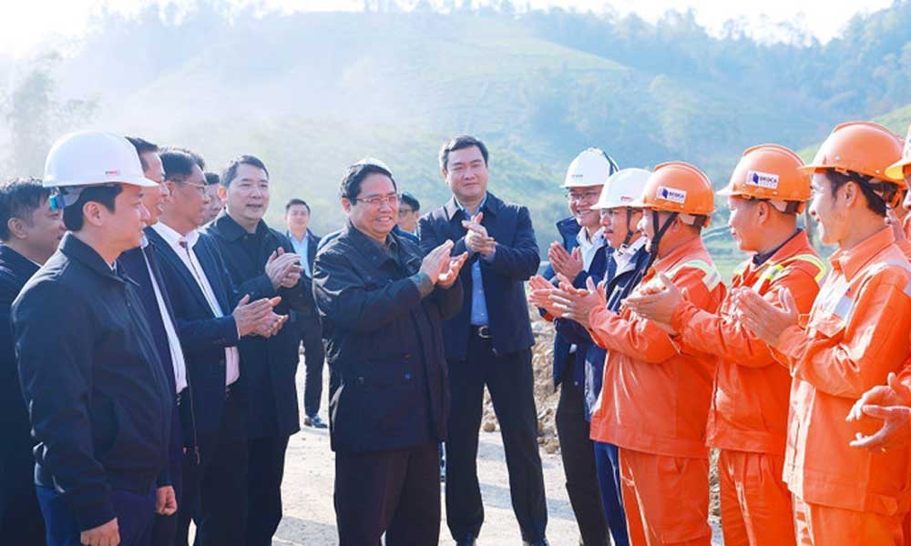 PM urges faster progress of expressway projects in Lang Son, Cao Bang provinces