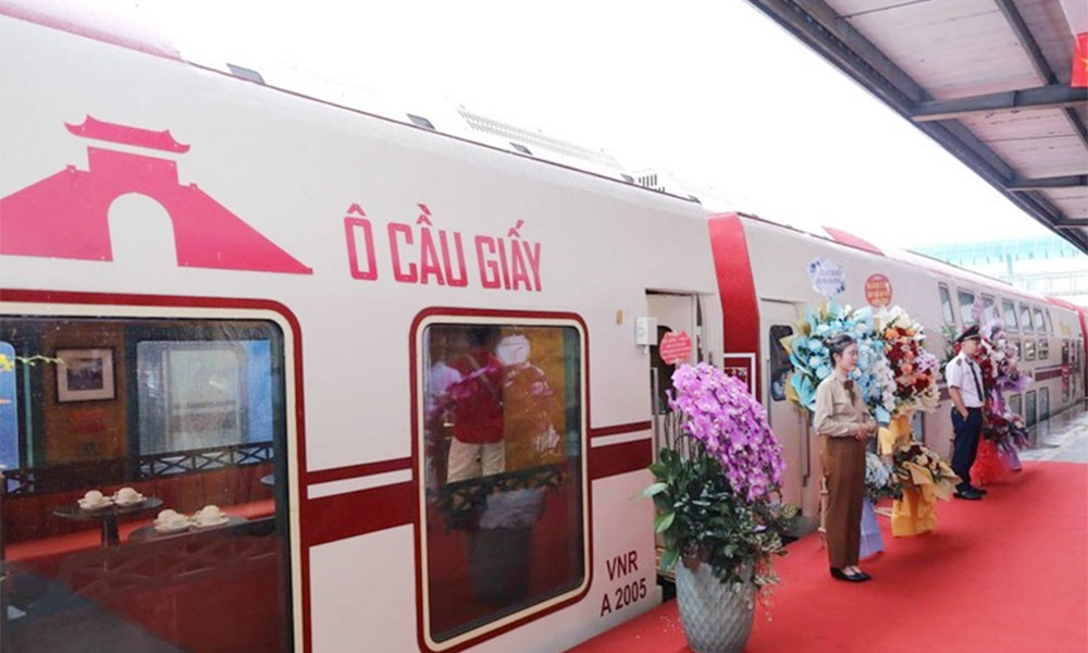 Australian writer shares impressions of Hanoi’s “Five City Gates” tourist train