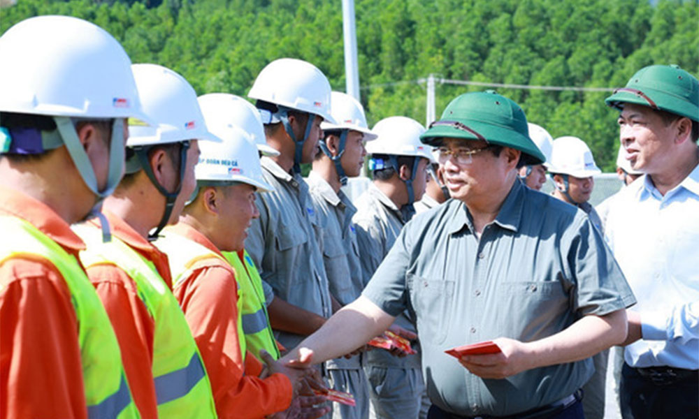 PM inspects key transport projects in central region