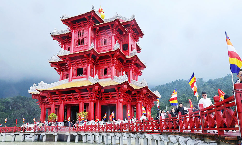 Hoa Nghiem bell tower draws crowds to Tay Yen Tu spiritual site