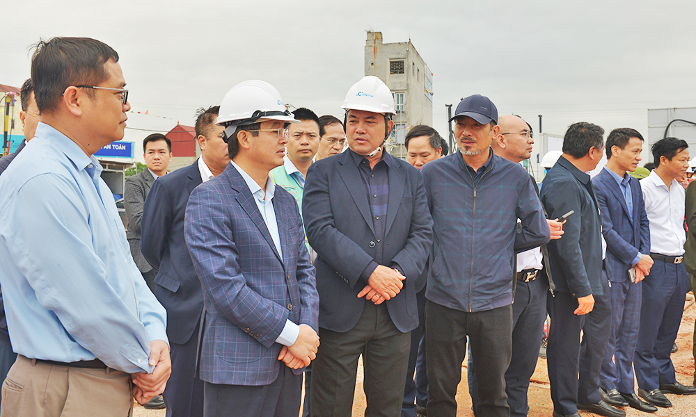 Provincial Party chief inspects progress of Gia Binh international airport project