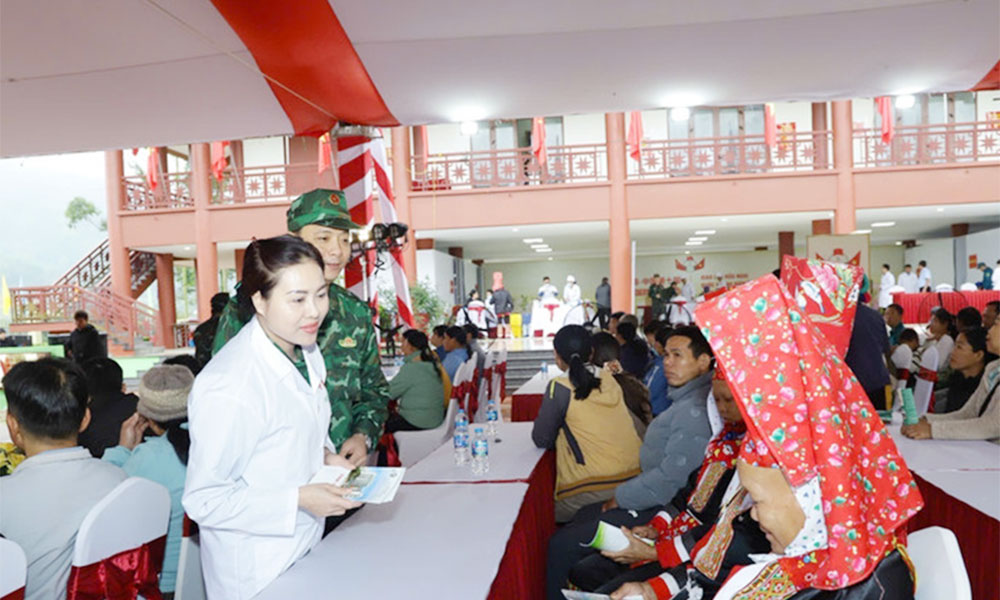 Vietnamese, Chinese military medical teams give free check-ups to border residents