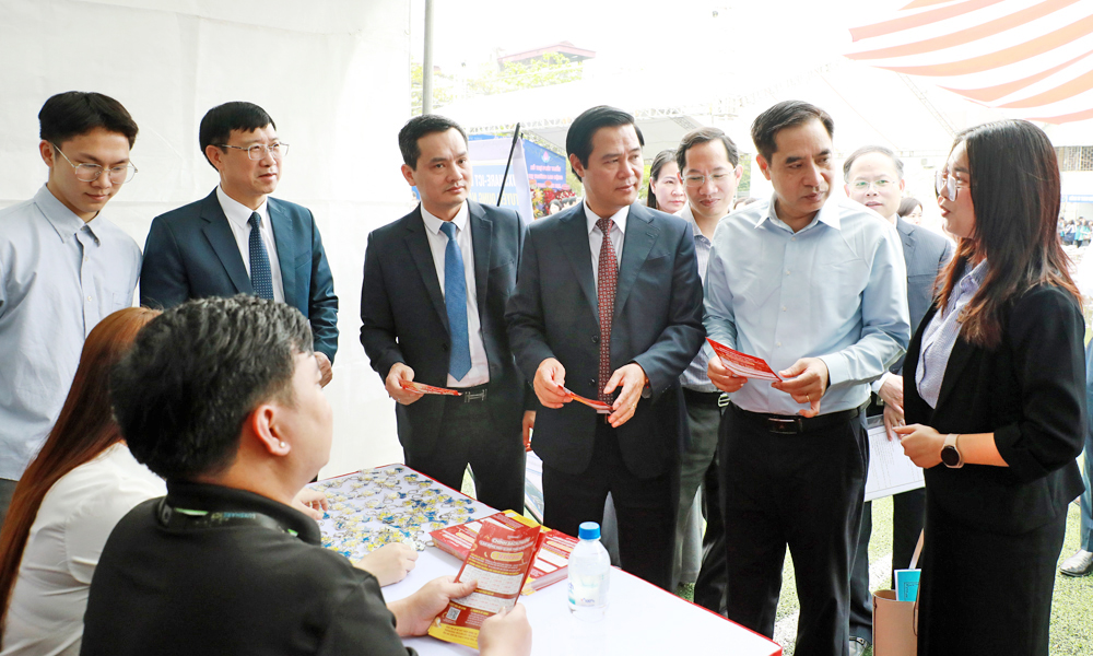 Ten provinces linked online at spring job fair