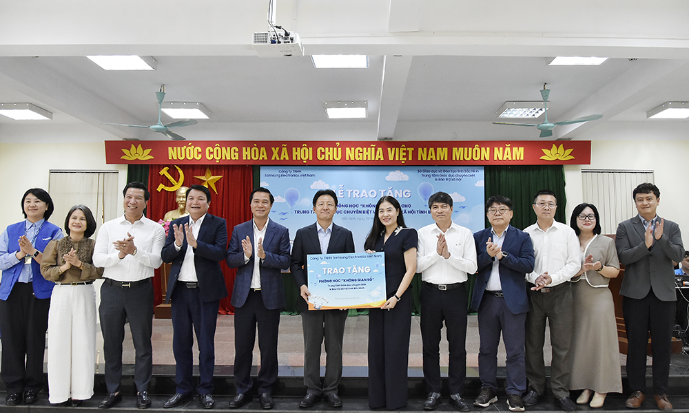Samsung Electronics Vietnam donates “digital space” classroom to social centre