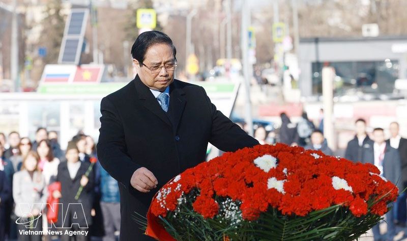 PM Pham Minh Chinh pays floral tribute to President Ho Chi Minh in Russia