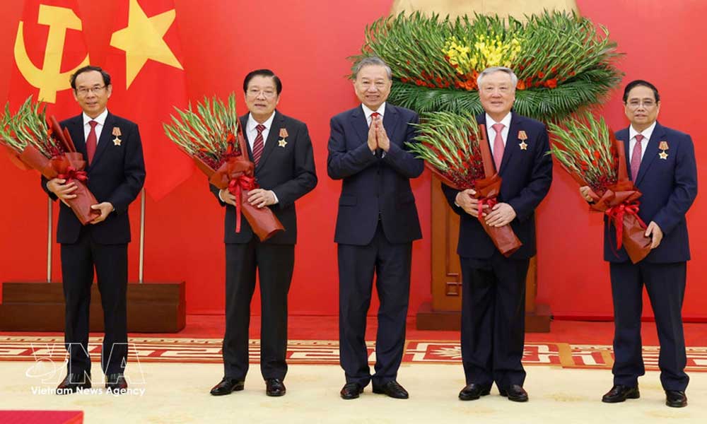 Party chief presents elite honours to incumbent, former leaders