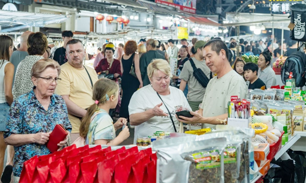 6.76 million foreign tourists visit Vietnam in best-ever quarter