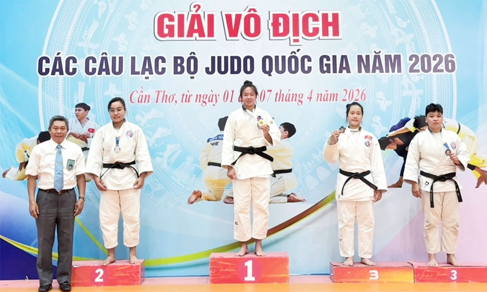 Bac Ninh wins two golds at national judo club championships