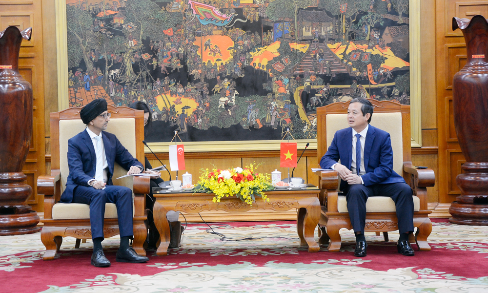 Bac Ninh provincial leader receives Singapore Ambassador