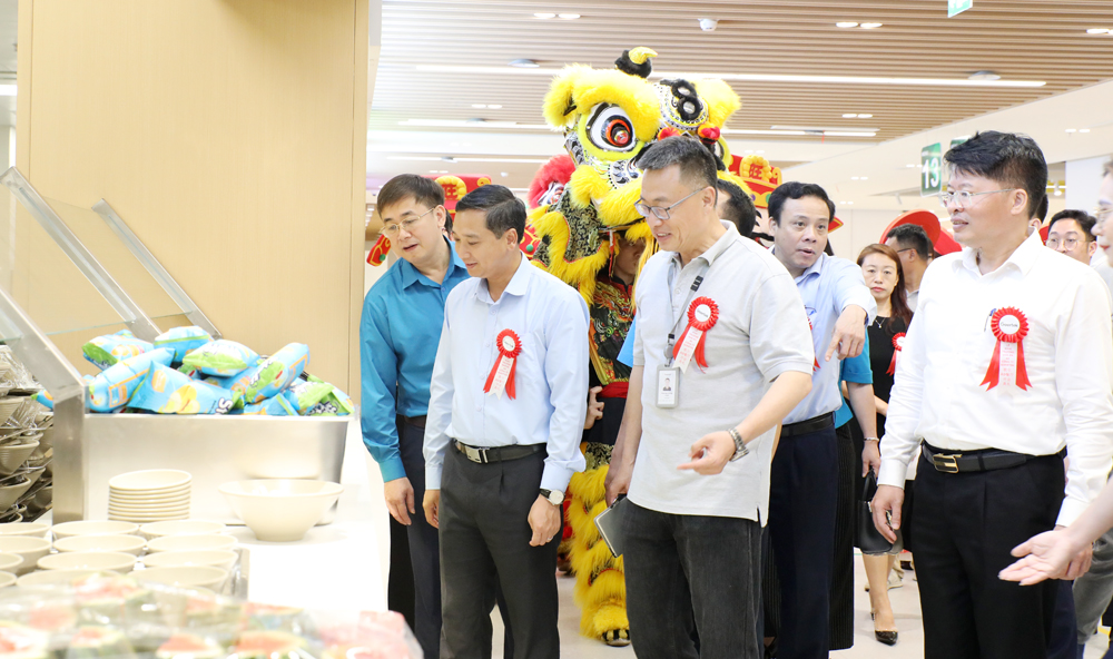 Bac Ninh provincial leader visits, presents gifts to Goertek workers