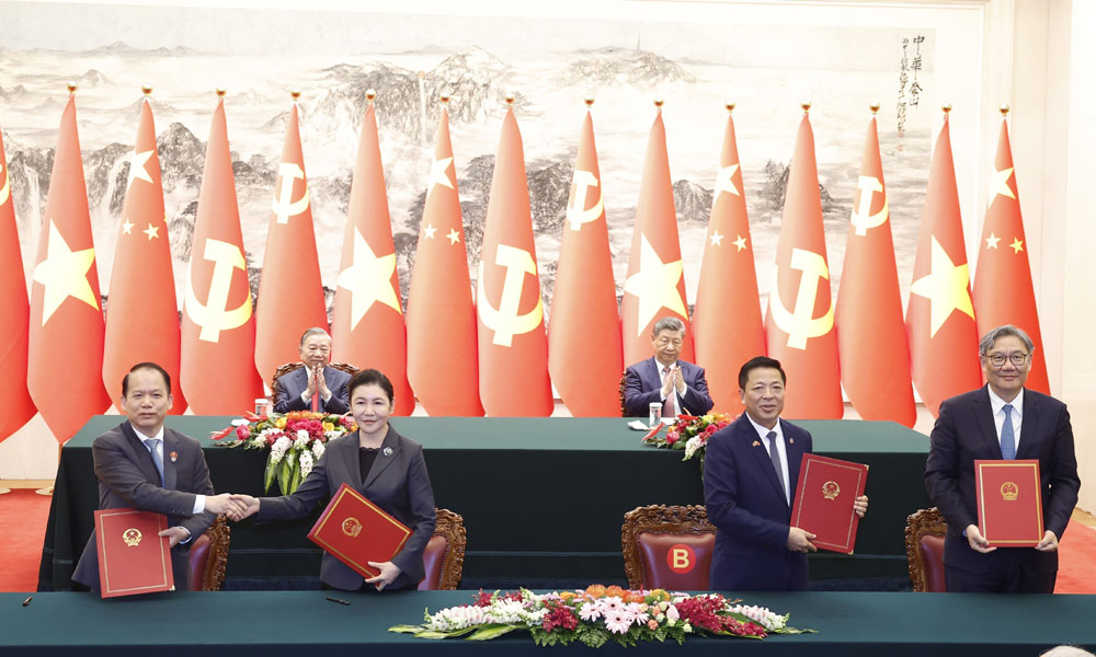 Top Vietnamese, Chinese leaders witness signing of numerous cooperation documents