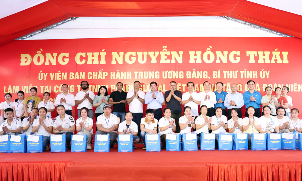 Bac Ninh Party Chief visits, presents gifts to workers at Pearl Global Vietnam