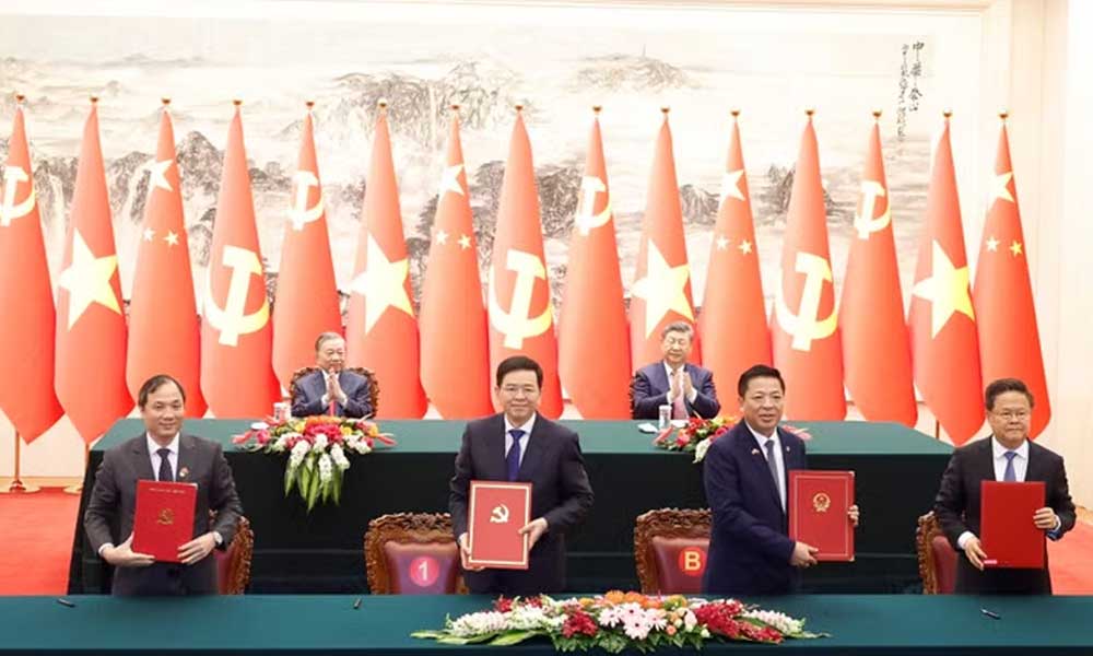 Vietnam, China sign 32 cooperation documents