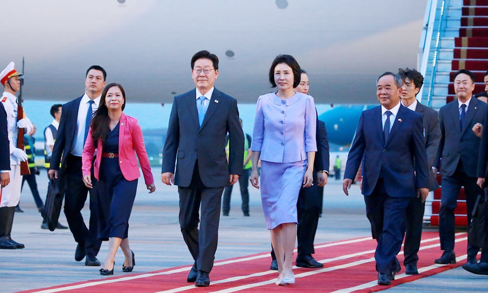 Korean President arrives in Hanoi, beginning state visit to Vietnam