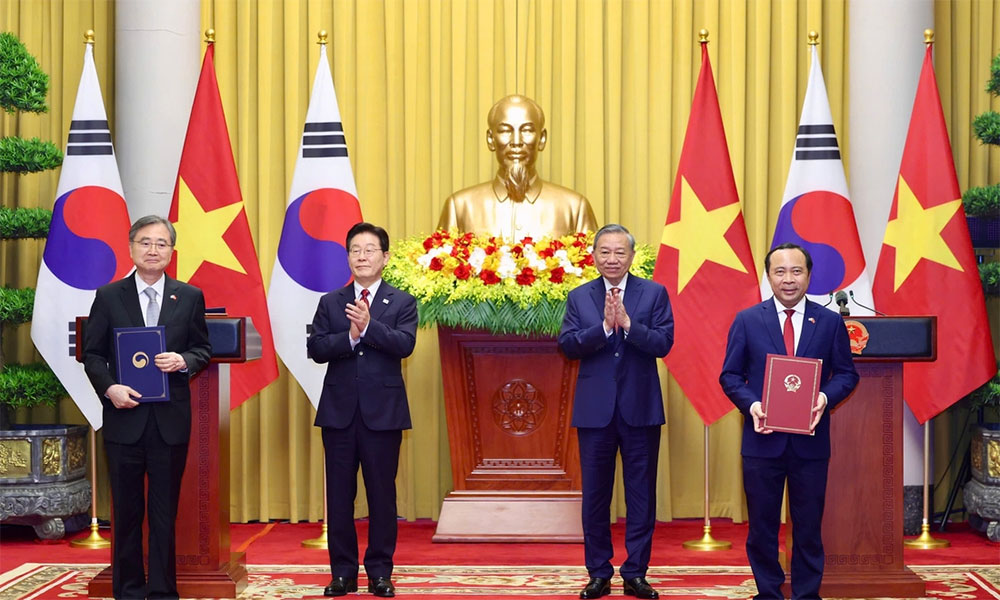 Vietnam, RoK leaders witness exchange of cooperation documents